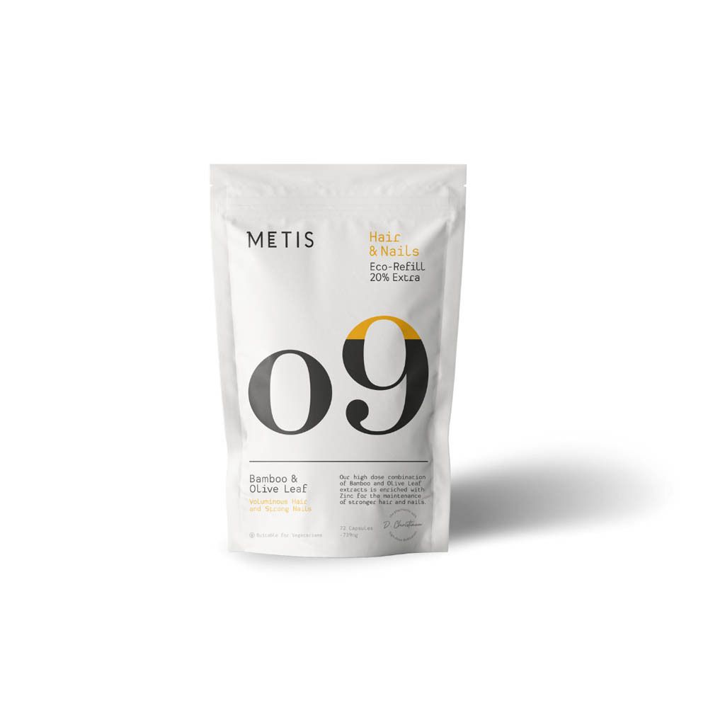 Witte zak met zwarte "09". "METIS" logo en productinformatie. "Hair & Nails Eco-Refill 20% Extra".