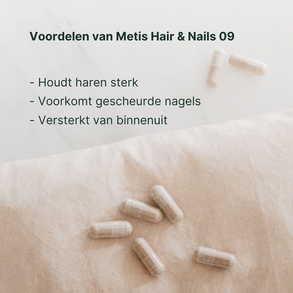 Capsules op stof. Tekst: "Voordelen van Metis Hair & Nails 09".