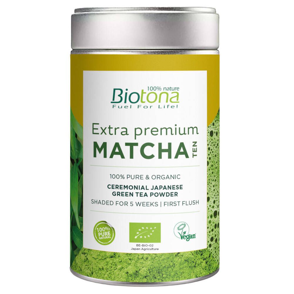 Groen matcha poeder in een blik. Opschrift: Biotona Extra Premium Matcha. Met bio-keurmerk en vegan logo.