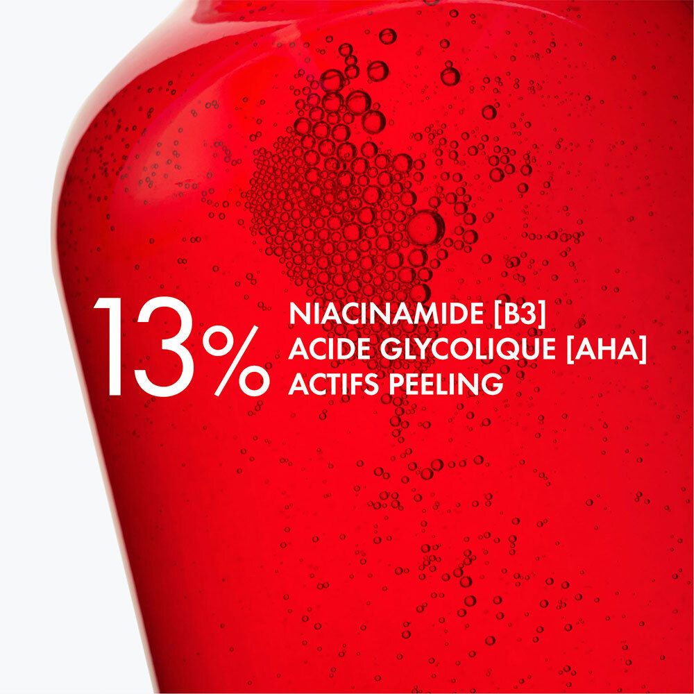 Close-up van rood serum. Tekst: 13% Niacinamide, glycolzuur, actieve peelings.