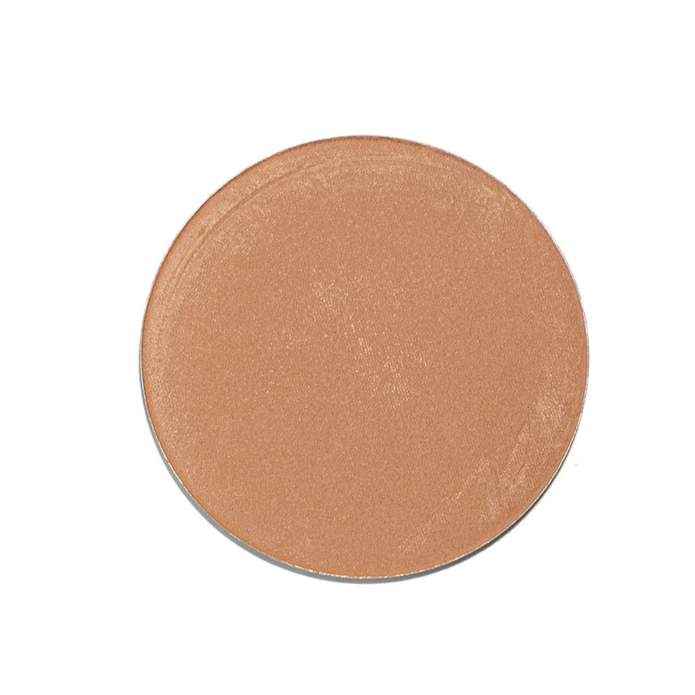 Poudre compacte ronde, teinte claire. Sur fond blanc.