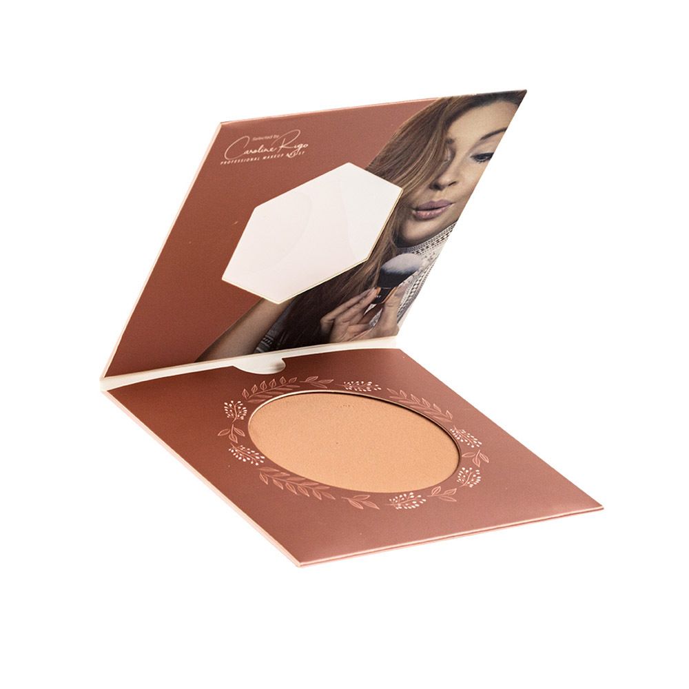 Emballage cosmétique ouvert avec poudre ronde. Image d'une femme. Tons bruns et roses.
