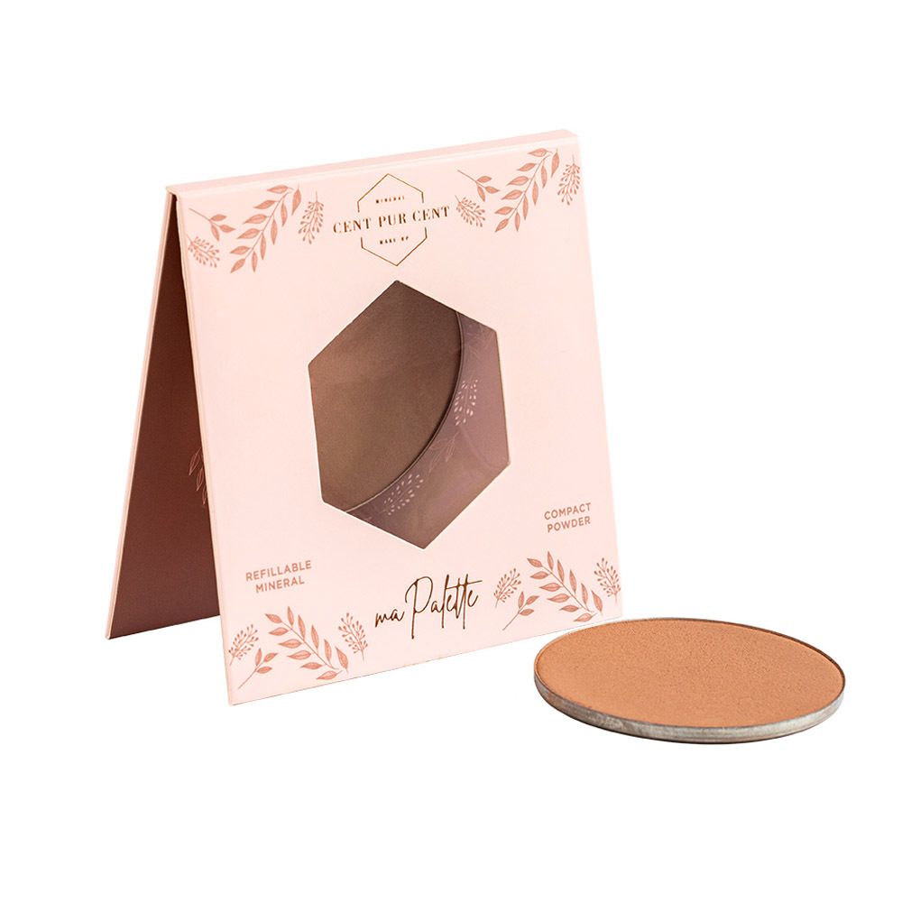 Emballage cosmétique ouvert avec poudre ronde à côté. Emballage rose avec découpe hexagonale.