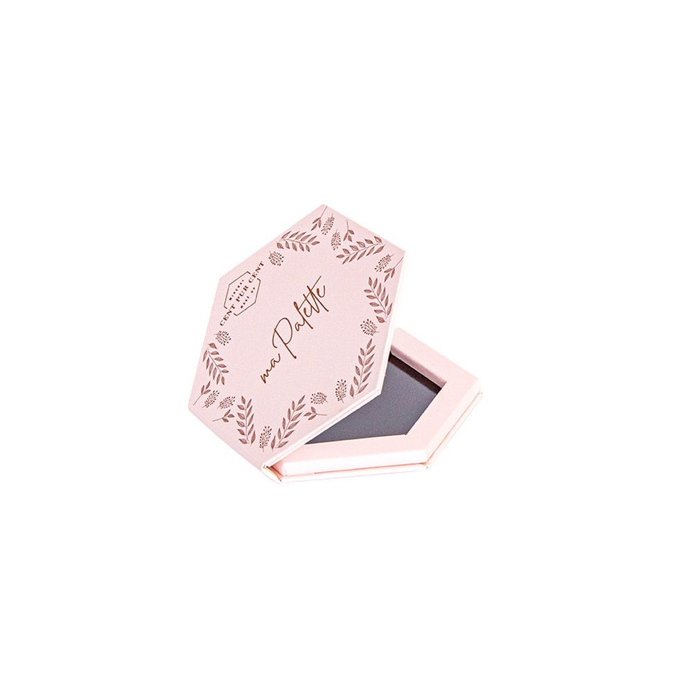 Open, roze make-up palette. Zwart interieur. Deksel met bloemenpatroon en opschrift "ma Palette".