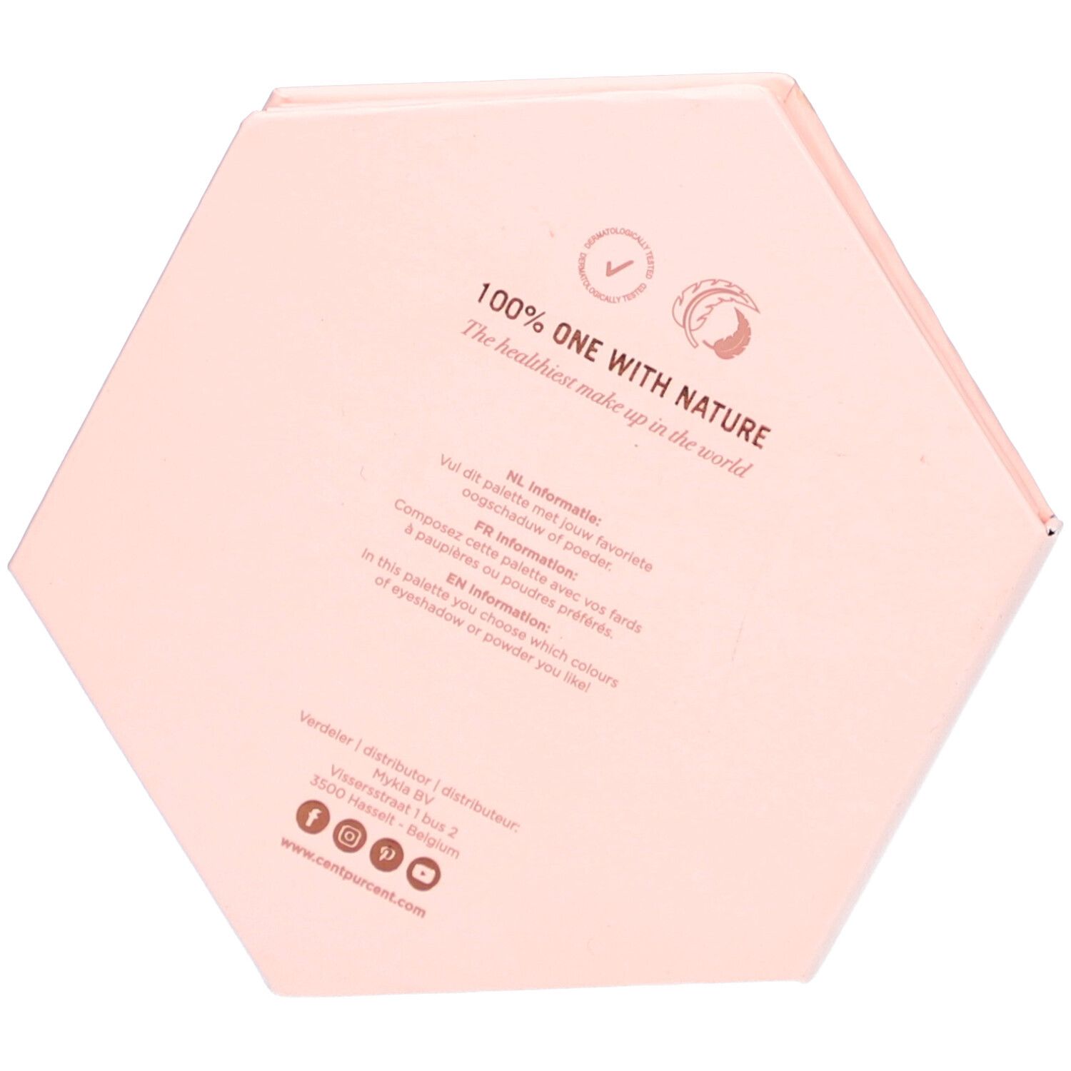 Achterkant van de roze make-up palette. Tekst: "100% ONE WITH NATURE". Informatie in het Nederlands, Frans en Engels.