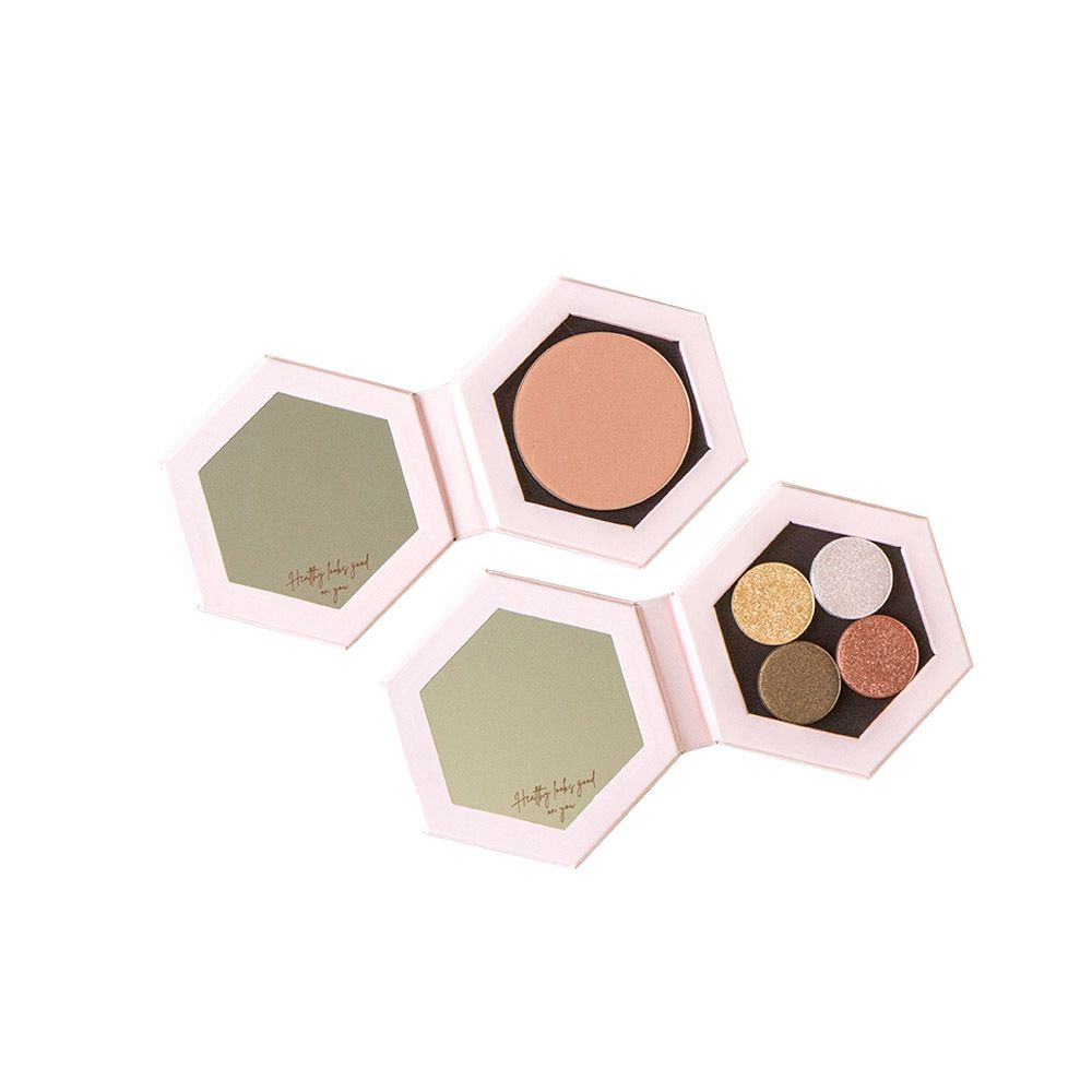 Open, roze make-up palette met spiegel, blush en oogschaduw. Spiegel met tekst "Pretty baby, good for you".