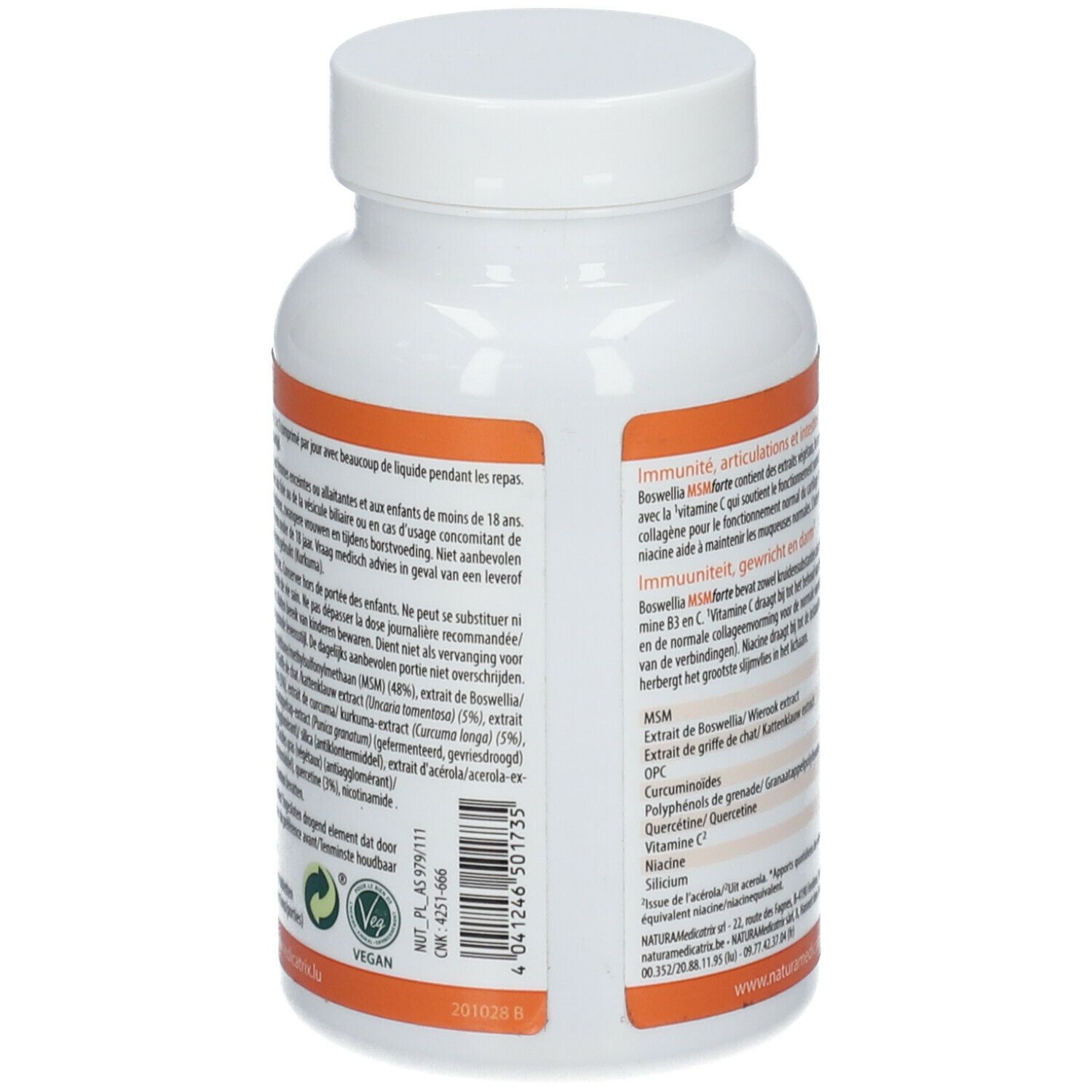 Achterkant van de witte fles. Oranje etiket met ingrediënten en voedingsinformatie. Veganistisch logo. Natura Medicatrix.