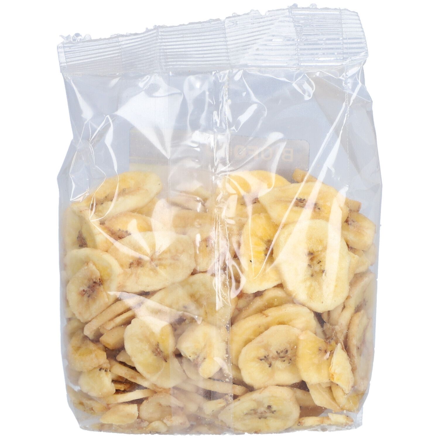 Transparente Tüte mit Bananenchips. Die Chips sind kreisförmig und hellbraun. Der Beutel ist leicht geöffnet.