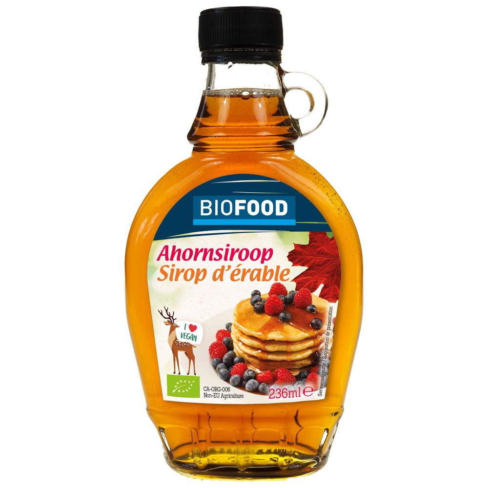 Glazen fles ahornsiroop. Label met BIOFOOD, Ahornsiroop, Siroop d'érable. Afbeelding van pannenkoeken.