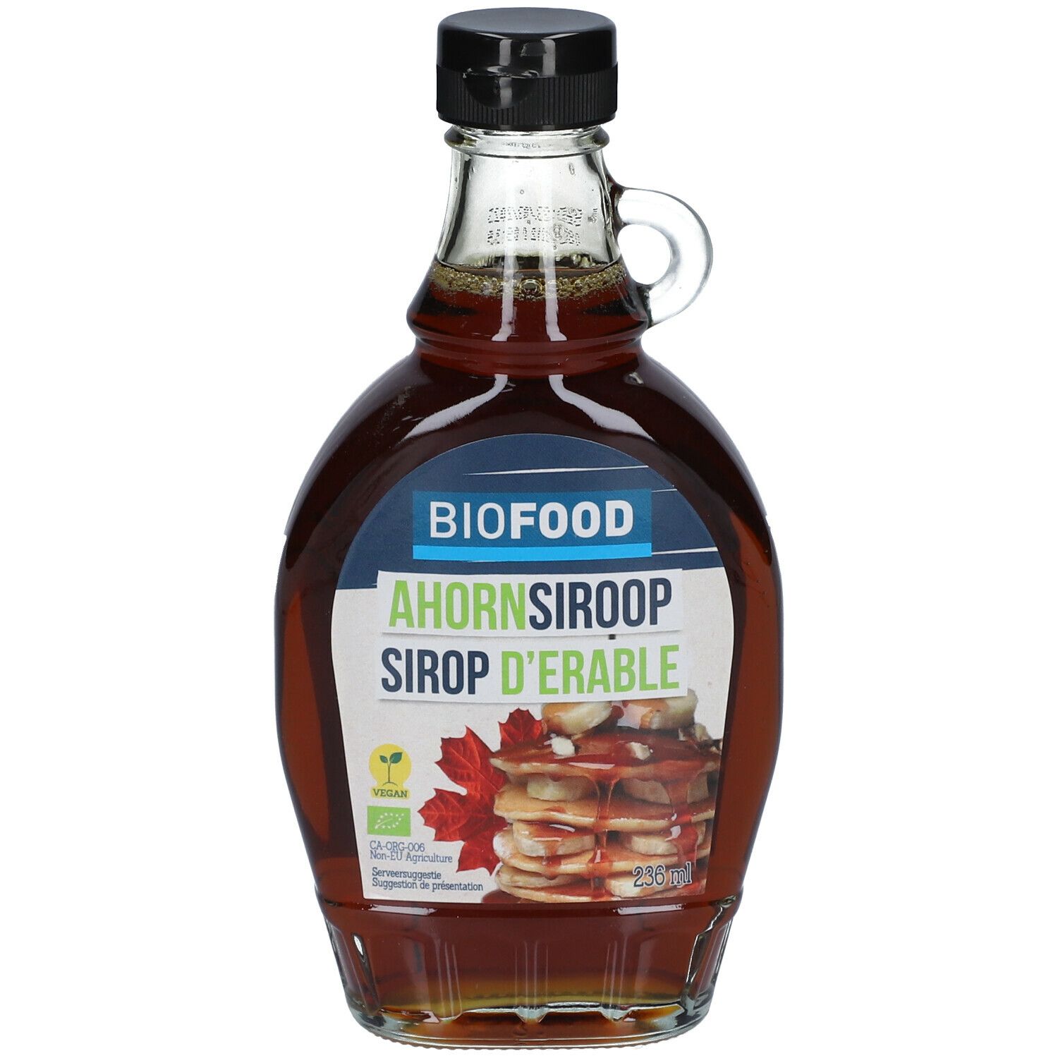 Glazen fles ahornsiroop. Label met BIOFOOD, Ahornsiroop, Siroop d'érable. Afbeelding van pannenkoeken.