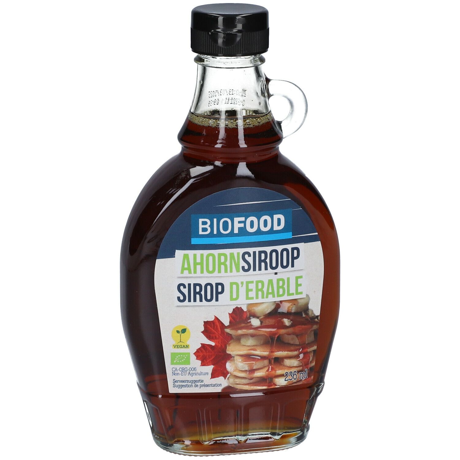 Glazen fles ahornsiroop. Label met BIOFOOD, Ahornsiroop, Siroop d'érable. Afbeelding van pannenkoeken.