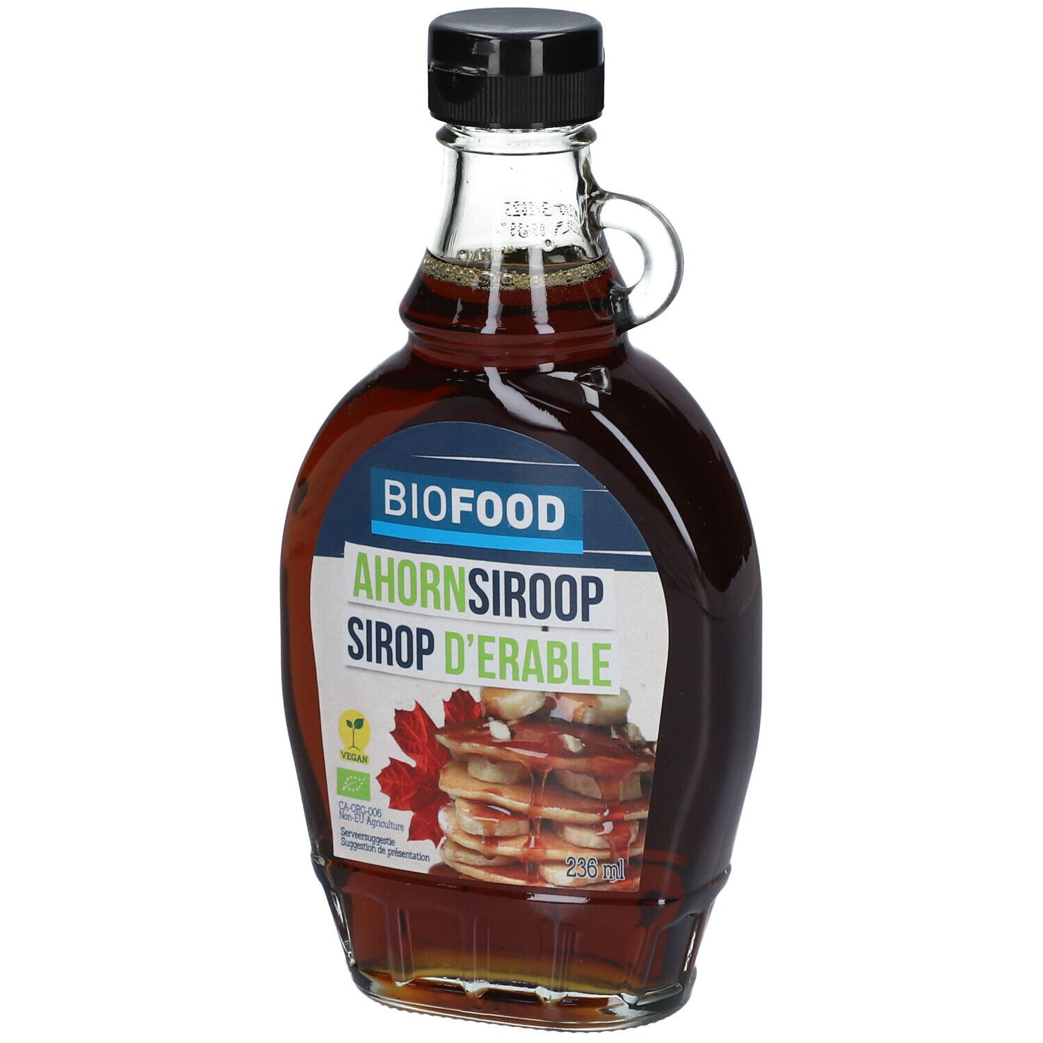 Glazen fles ahornsiroop. Label met BIOFOOD, Ahornsiroop, Siroop d'érable. Afbeelding van pannenkoeken.