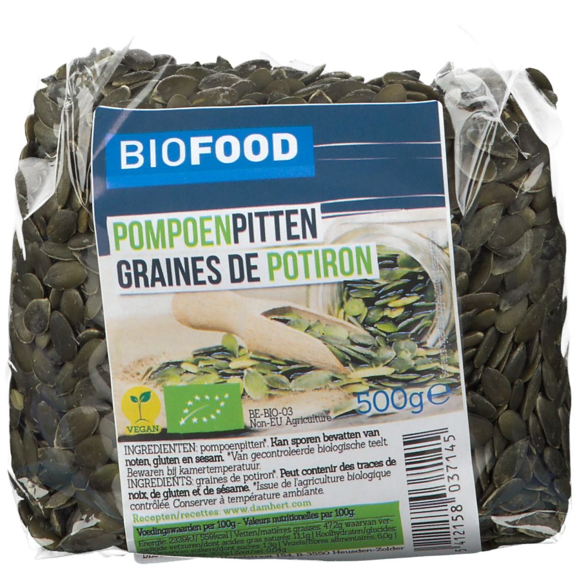Verpakking pompoenpitten. BIOFOOD-logo en productnaam. Bevat 500g. Bio-keurmerk en vegan logo.