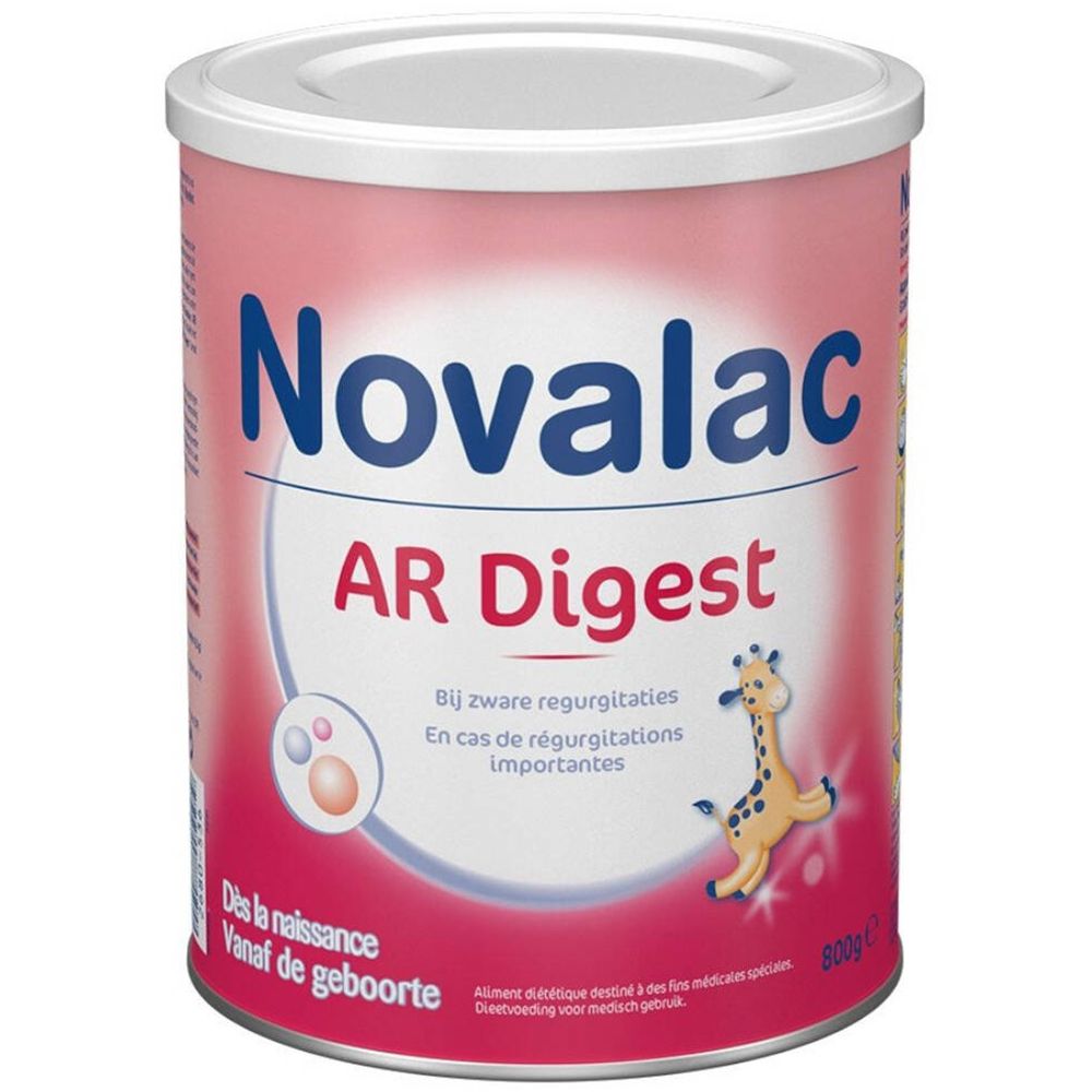 Roze blik met witte deksel. Opschrift Novalac AR Digest. Afbeelding van een giraf. Tekst: Dès la naissance, vanaf de geboorte.