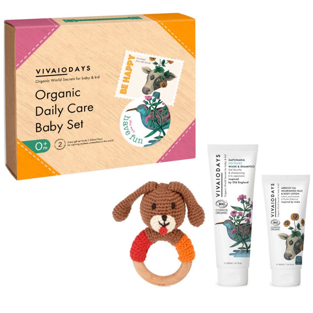 Cadeauset met babyverzorgingsproducten en speelgoed. Bevat wasgel, lotion en een houten bijtring.