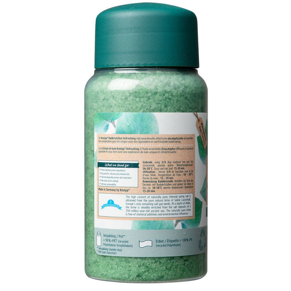 Achterkant van de fles met groene badkristallen. Tekstinformatie, ingrediënten en fabrikant.