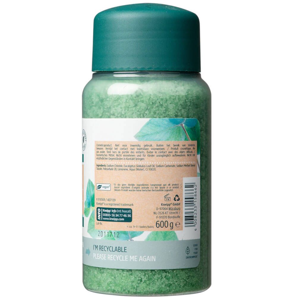 Achterkant fles met groene badkristallen. Tekst, ingrediënten, fabrikant en recyclinginstructies.