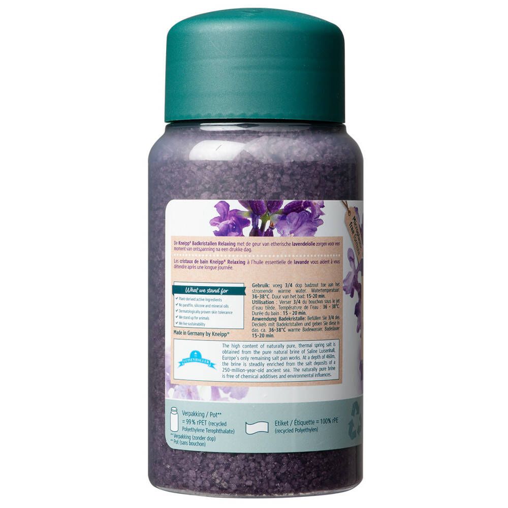 Achterkant van de Kneipp® Badkristallen Lavendel fles. Label met productinformatie, ingrediënten en recycling instructies.