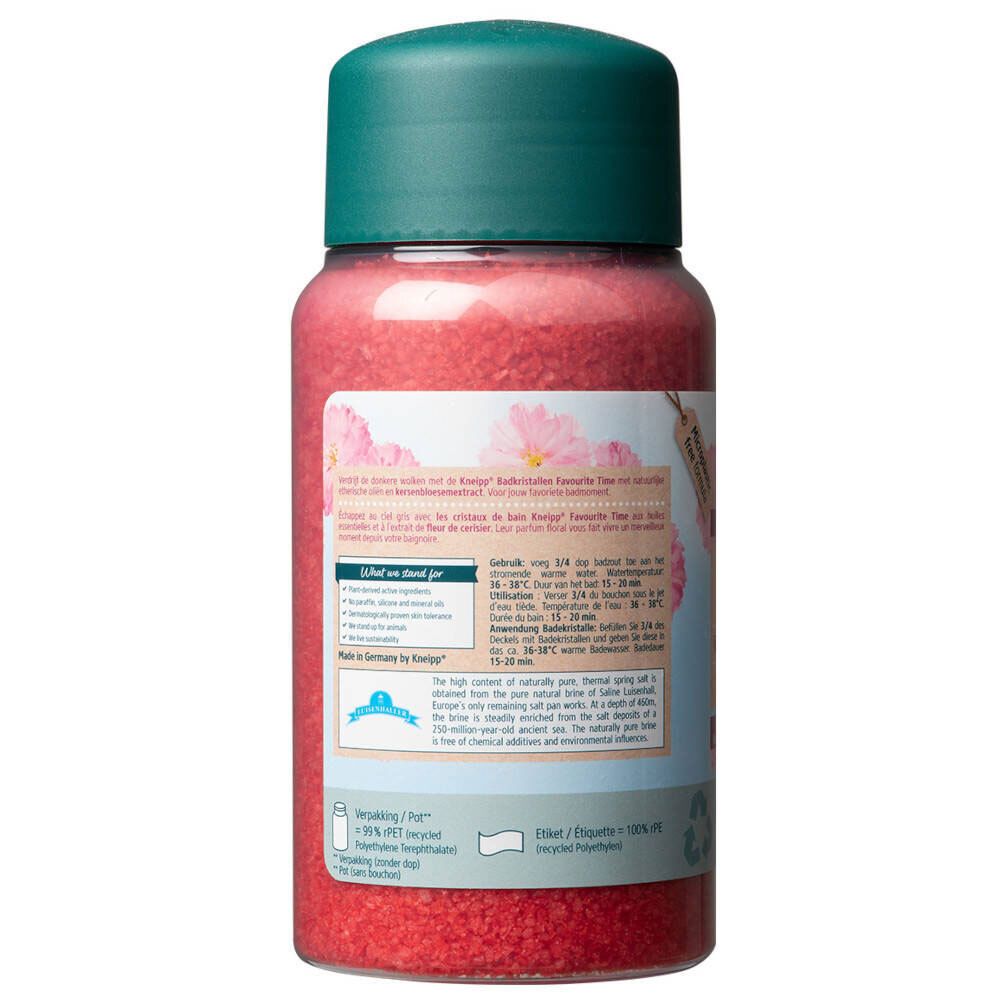 Achterkant van de fles met rode badkristallen. Tekst: Kneipp, informatie over ingrediënten, herkomst, gebruik en recycling.