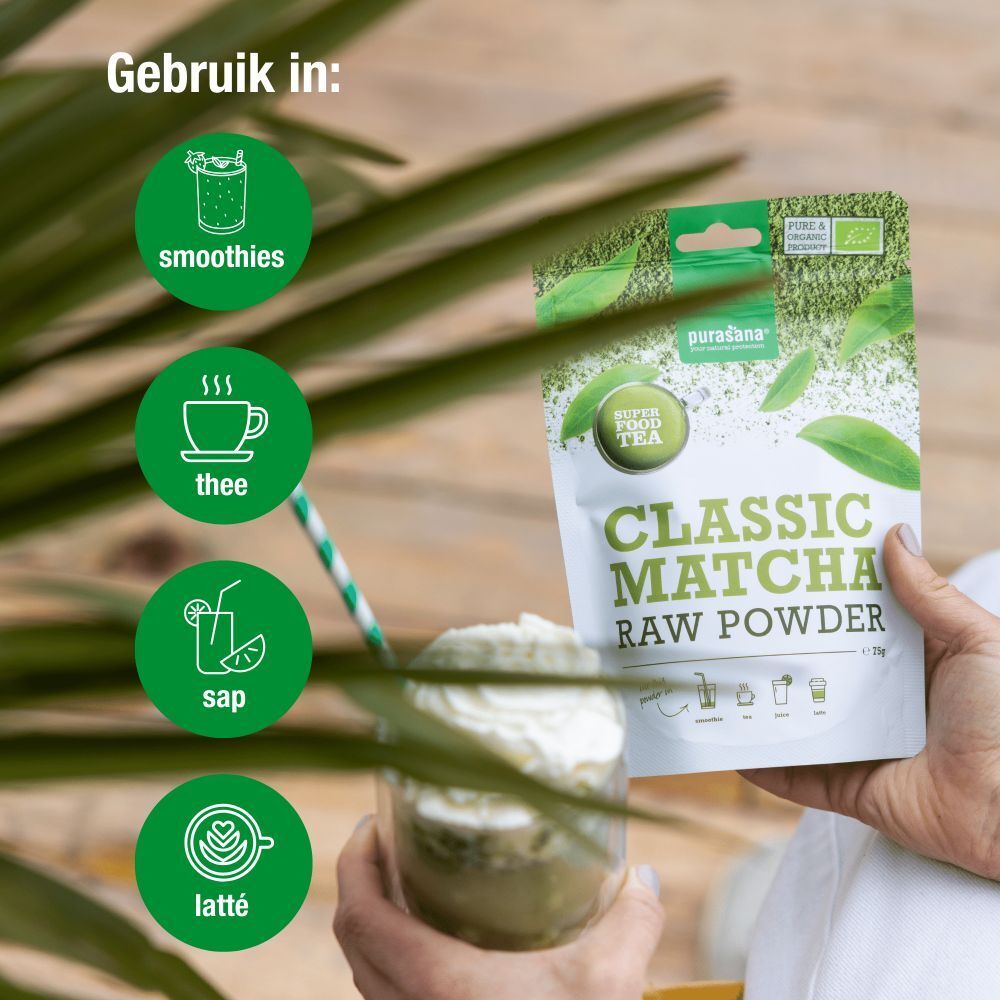 Hand houdt zakje Classic Matcha Raw Powder vast. Opschrift: Classic Matcha. Gebruiksaanwijzingen. Illustraties voor smoothies, thee, sap, latte.