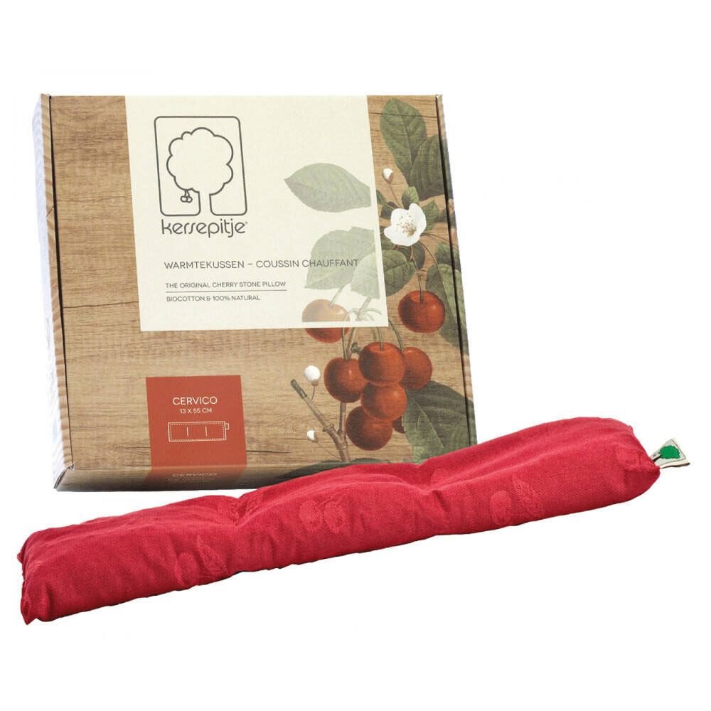Coussin chauffant rouge à côté d'une boîte. Boîte avec image de cerises, texte: coussin chauffant, 100% coton. Coussin: 13 x 55 cm.