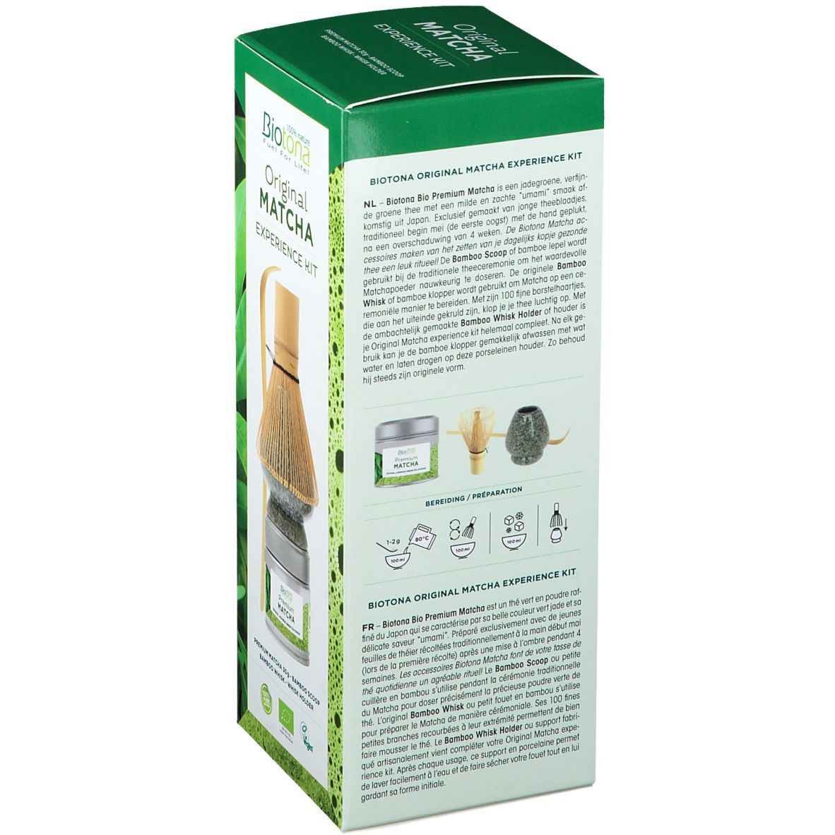 Achterkant van de groene verpakking. Tekst in meerdere talen. Illustraties van Matcha-accessoires.
