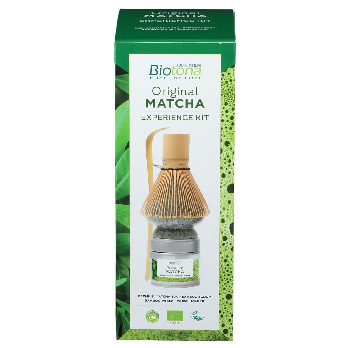 Groene verpakking met Matcha-kit. Bevat blik, bamboeklopper en houder. Tekst: Biotona Original Matcha Experience Kit.