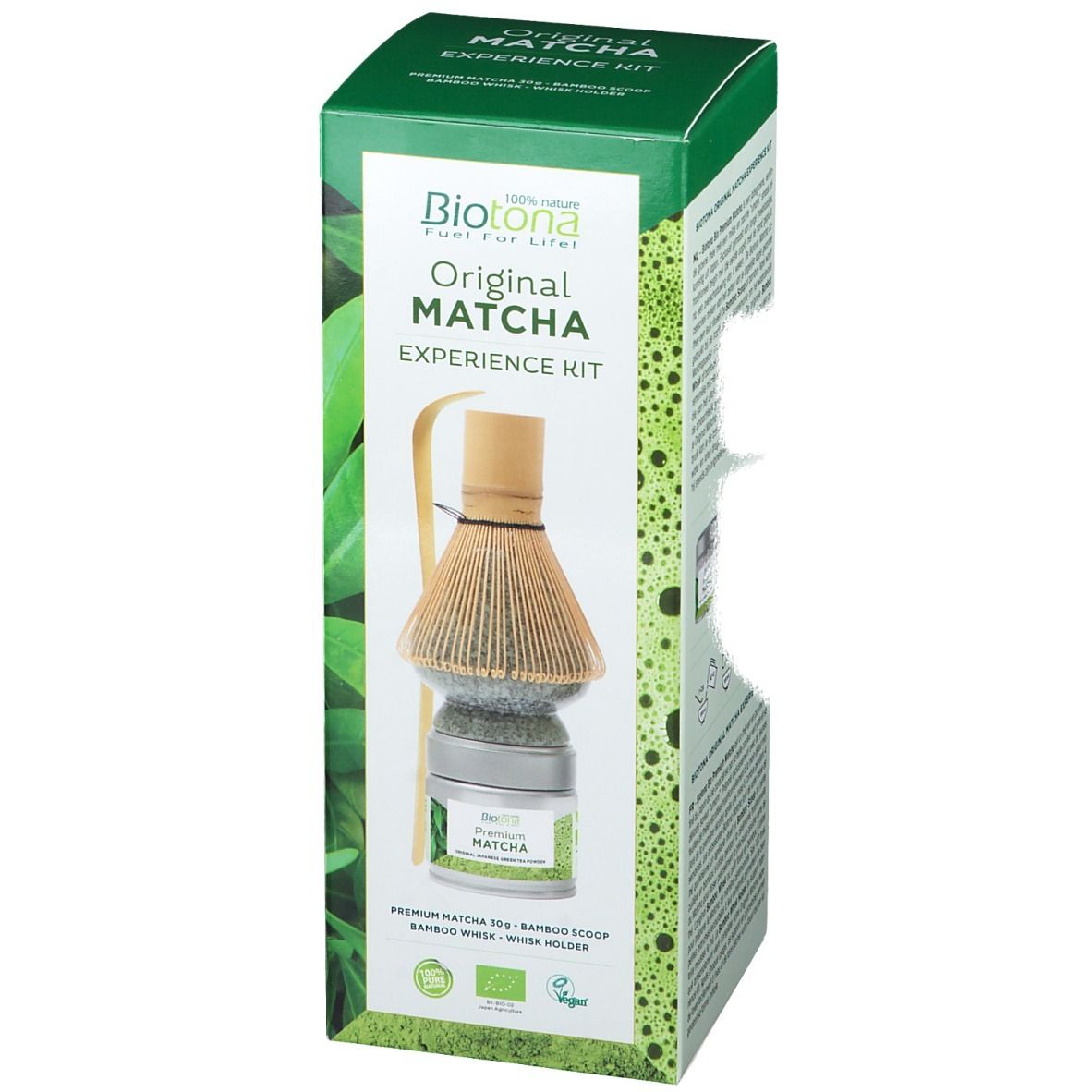Groene verpakking met Matcha-kit. Bevat blik, bamboeklopper en houder. Tekst: Biotona Original Matcha Experience Kit.