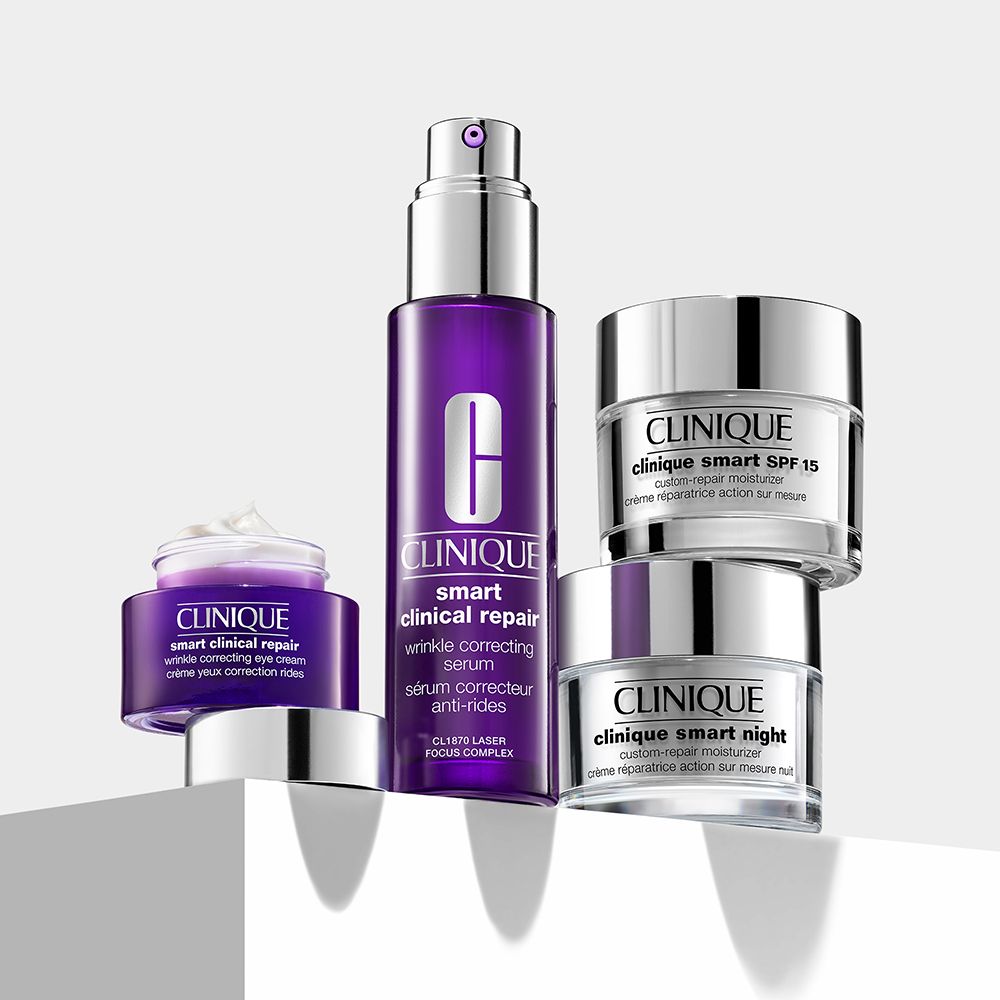 Verschillende CLINIQUE Smart producten. Flessen en potten in wit, zilver en paars. Opschrift: Smart Clinical Repair, Smart Night, SPF 15.