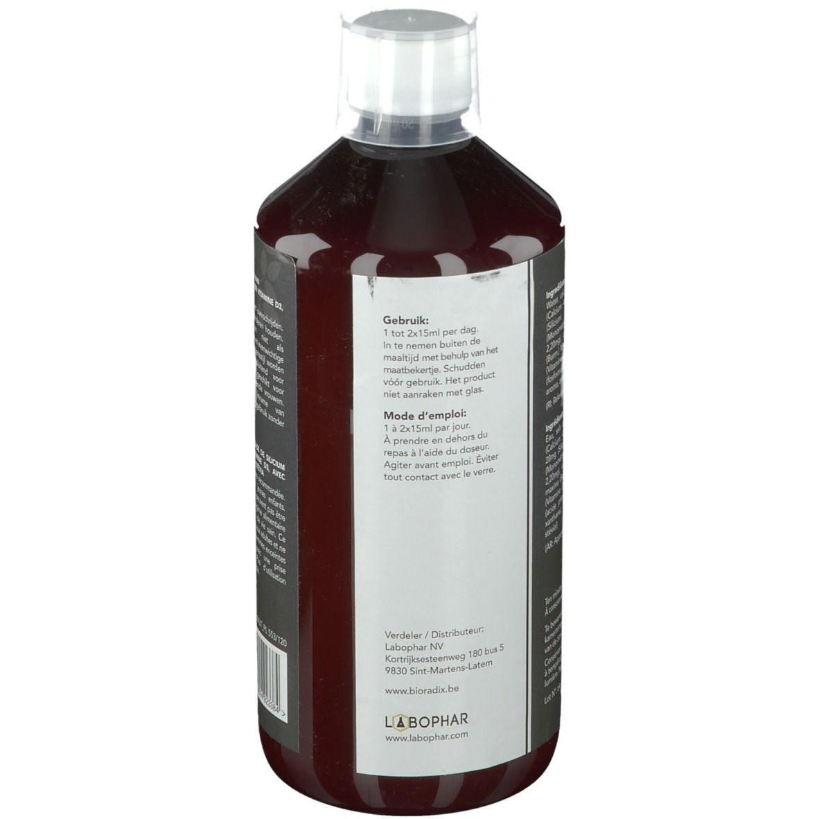 Dos d'une bouteille de liquide brun avec bouchon blanc. Étiquette avec instructions d'utilisation multilingues.