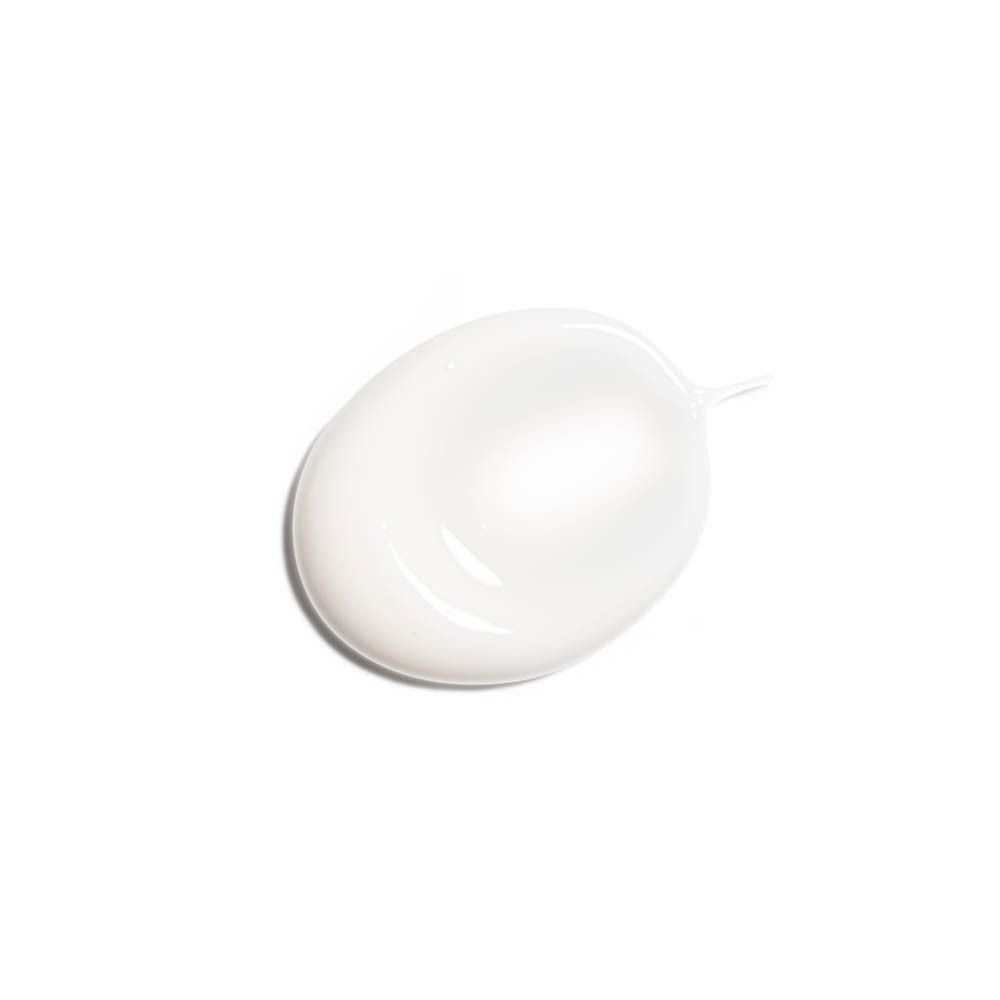 Échantillon de produit blanc ovale sur fond blanc. Consistance crémeuse.