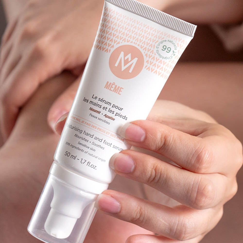 Produit en tube blanc, tenu par une personne. Inscription: Le sérum pour les mains et les pieds.