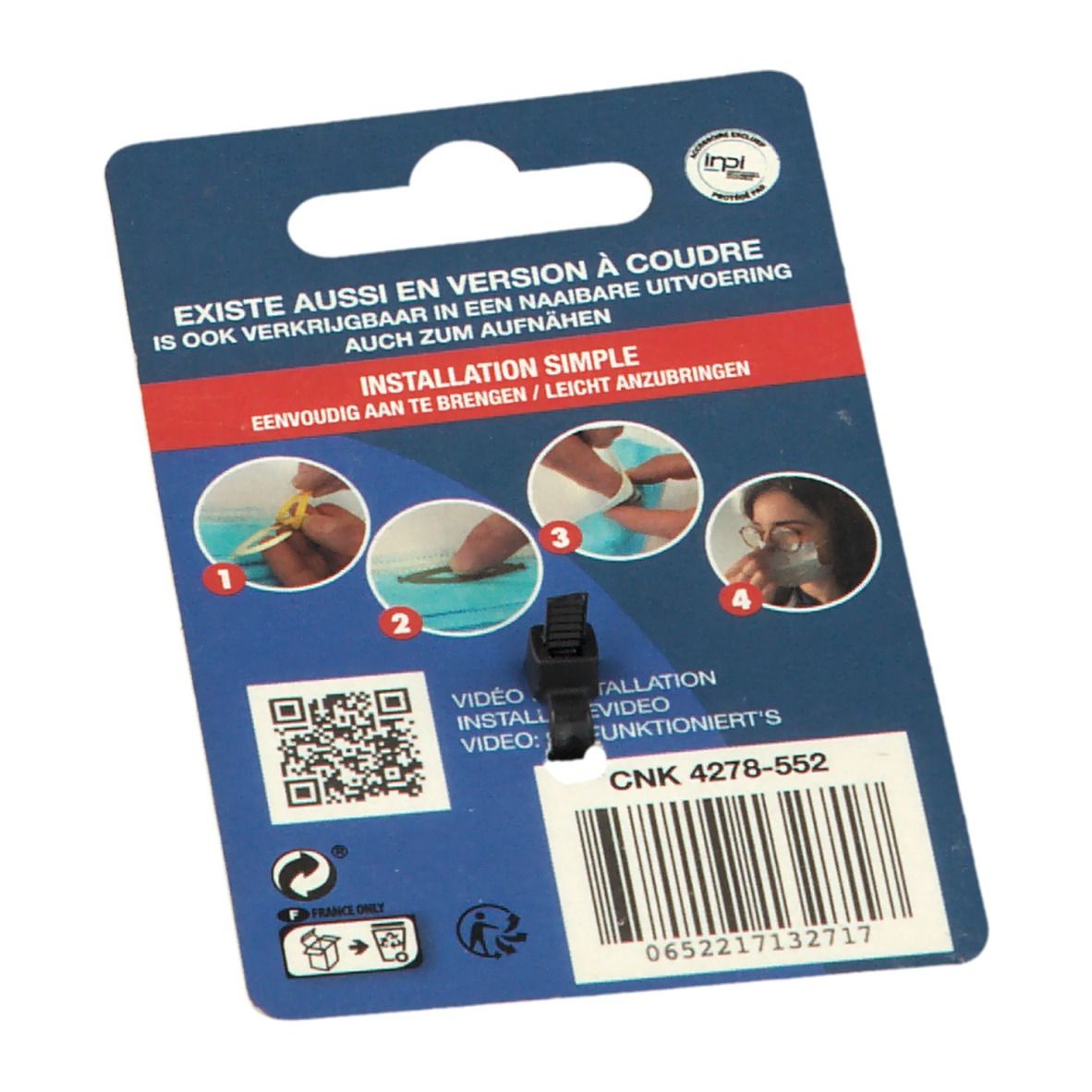 Crochet d'oreille de masque noir sur emballage. Texte: Installation Simple, CNK 4278-552, code QR, code-barres.