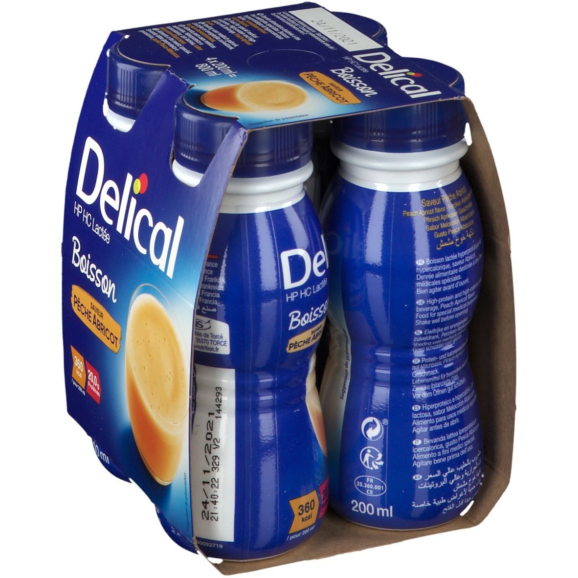 Verpakking van vier flessen. Blauwe flessen met witte tekst. Opschrift: Delical, HP HC Lactée, Boisson, Pêche Abricot.