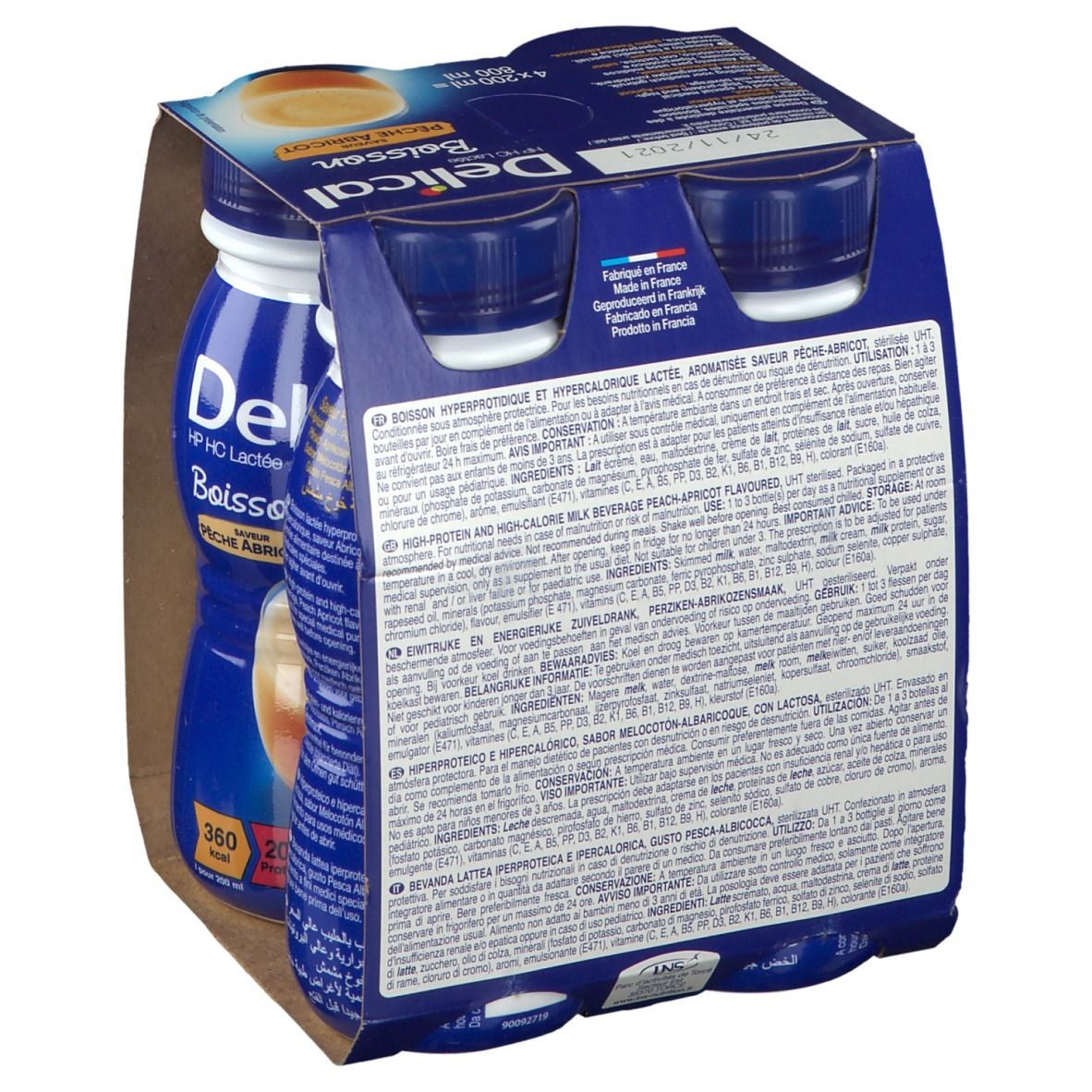 Verpakking van vier flessen. Blauwe flessen met witte tekst. Opschrift: Delical, HP HC Lactée, Boisson, Pêche Abricot.