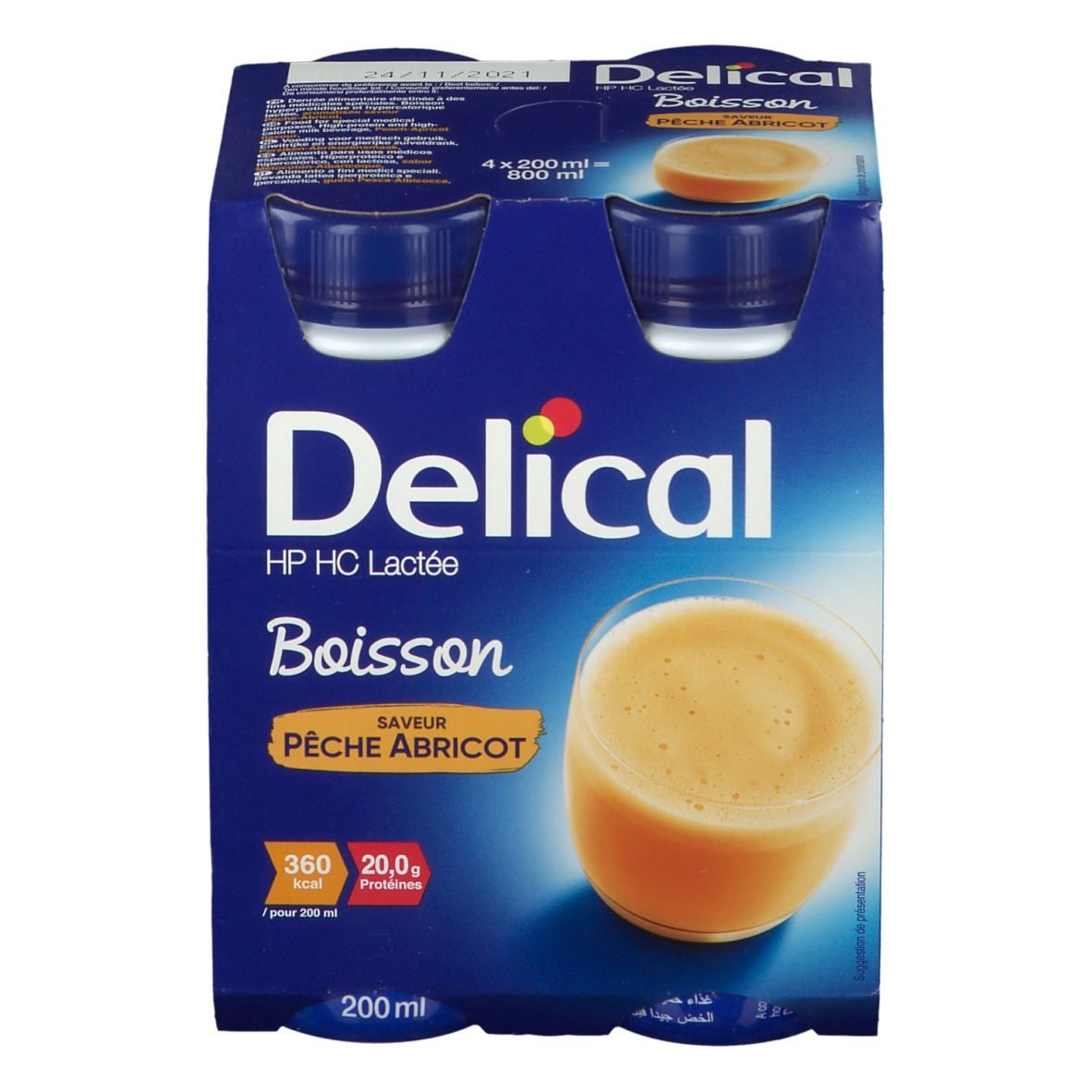 Verpakking van vier flessen. Blauwe flessen met witte tekst. Opschrift: Delical, HP HC Lactée, Boisson, Pêche Abricot.