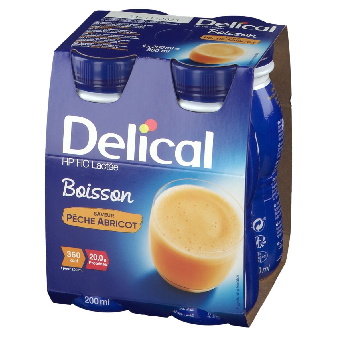 Verpakking van vier flessen. Blauwe flessen met witte tekst. Opschrift: Delical, HP HC Lactée, Boisson, Pêche Abricot.