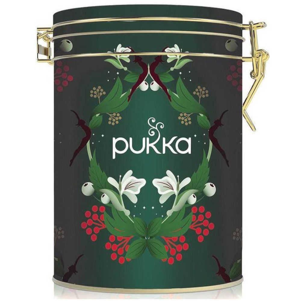 Cilindervormige doos met groene achtergrond en bloemmotief. Gouden sluiting. Pukka-logo.