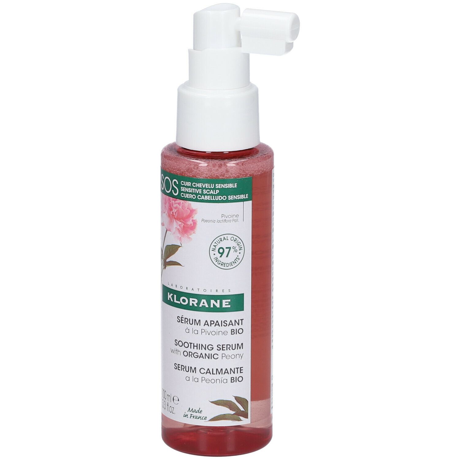 Rode fles met witte spraykop. Opschrift: Klorane, Sérum apaisant, Pivoine BIO. 97% natuurlijke ingrediënten.