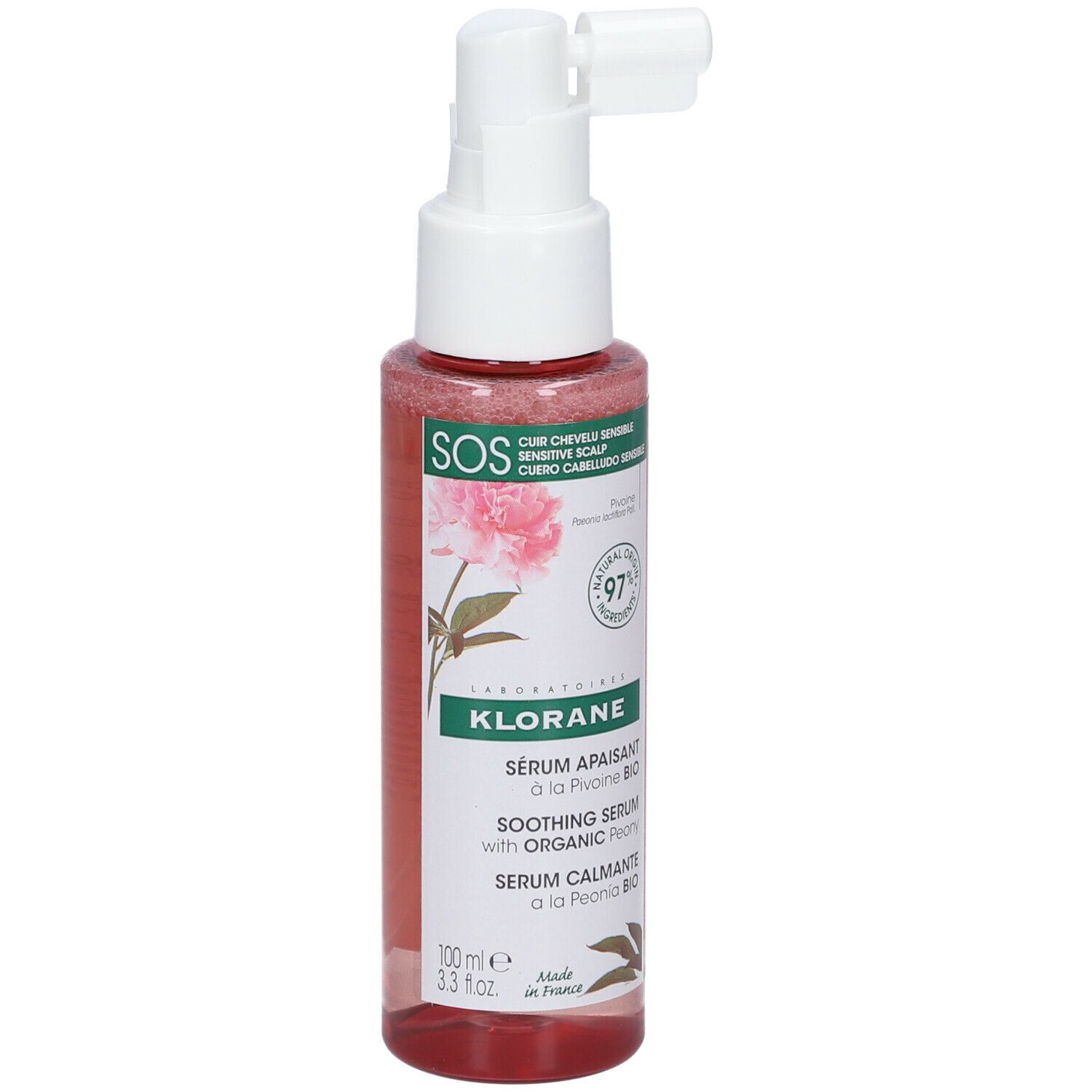 Rode fles met witte spraykop. Opschrift: Klorane, Sérum apaisant, Pivoine BIO. 97% natuurlijke ingrediënten.