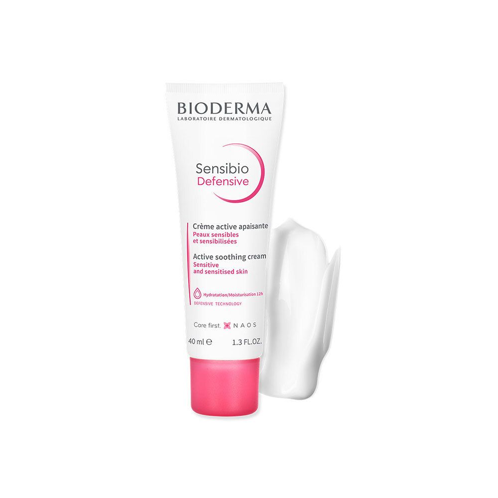 Crèmetube met crèmevlek. Wit met roze accenten. Opschrift: BIODERMA, Sensibio Defensive.