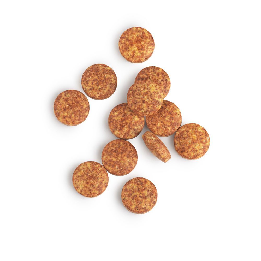 Ronde, bruine tabletten. Verschillende tabletten verspreid.