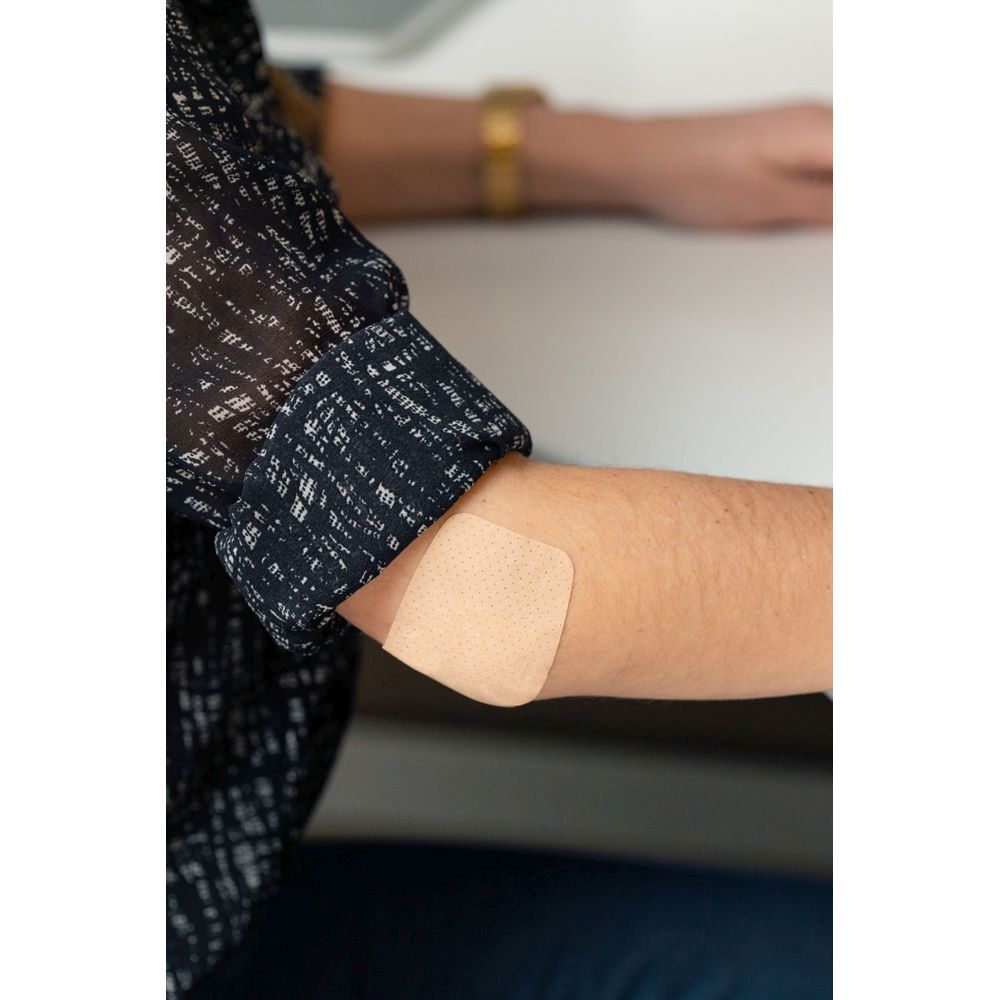 Arm mit Pflaster. Nexcare Ultra Stretch MAXI Pflaster, beige.