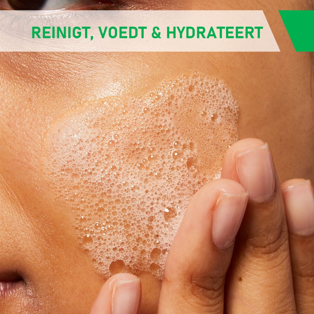 Schuim van CeraVe reiniger op de huid. Close-up van een hand die het product aanbrengt.