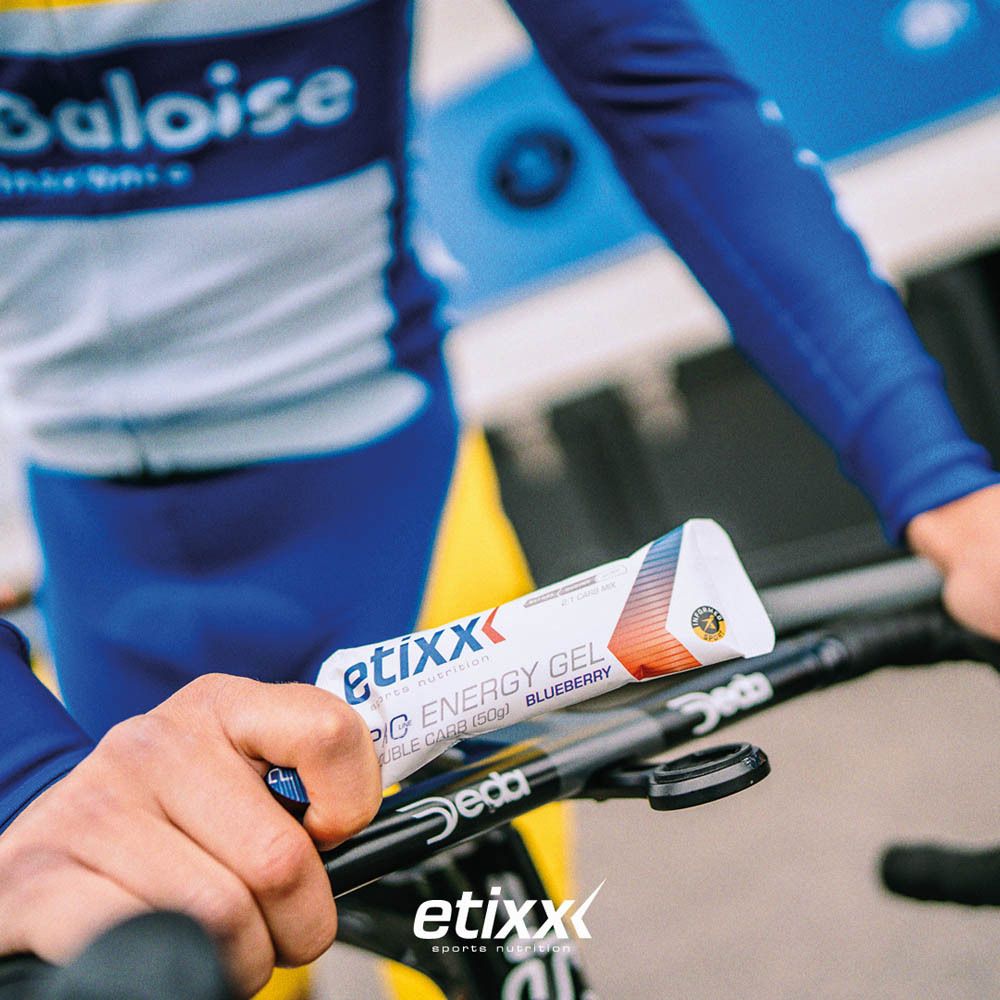 Fietser houdt een etixx PRO LINE Energy Gel, bosbes vast.