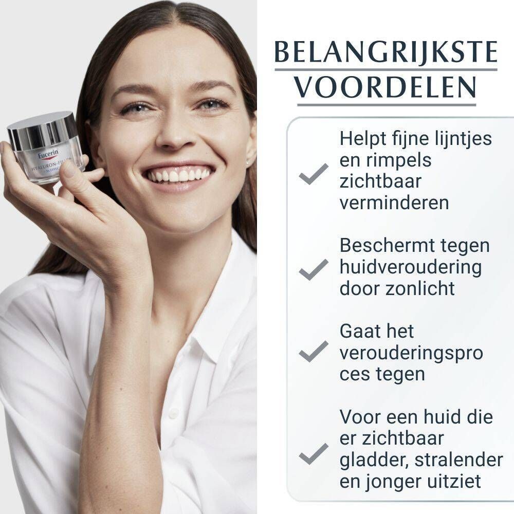 Vrouw met potje. Tekst: Voordelen: vermindert rimpels, beschermt tegen huidveroudering.