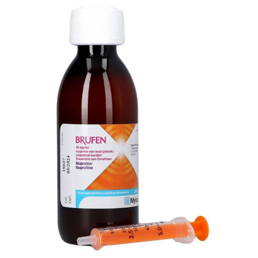 Bruine fles Brufen 40 mg/ml met doseerspuit. Opschrift: Brufen, 40 mg/ml, suspensie. Met doseerspuit.