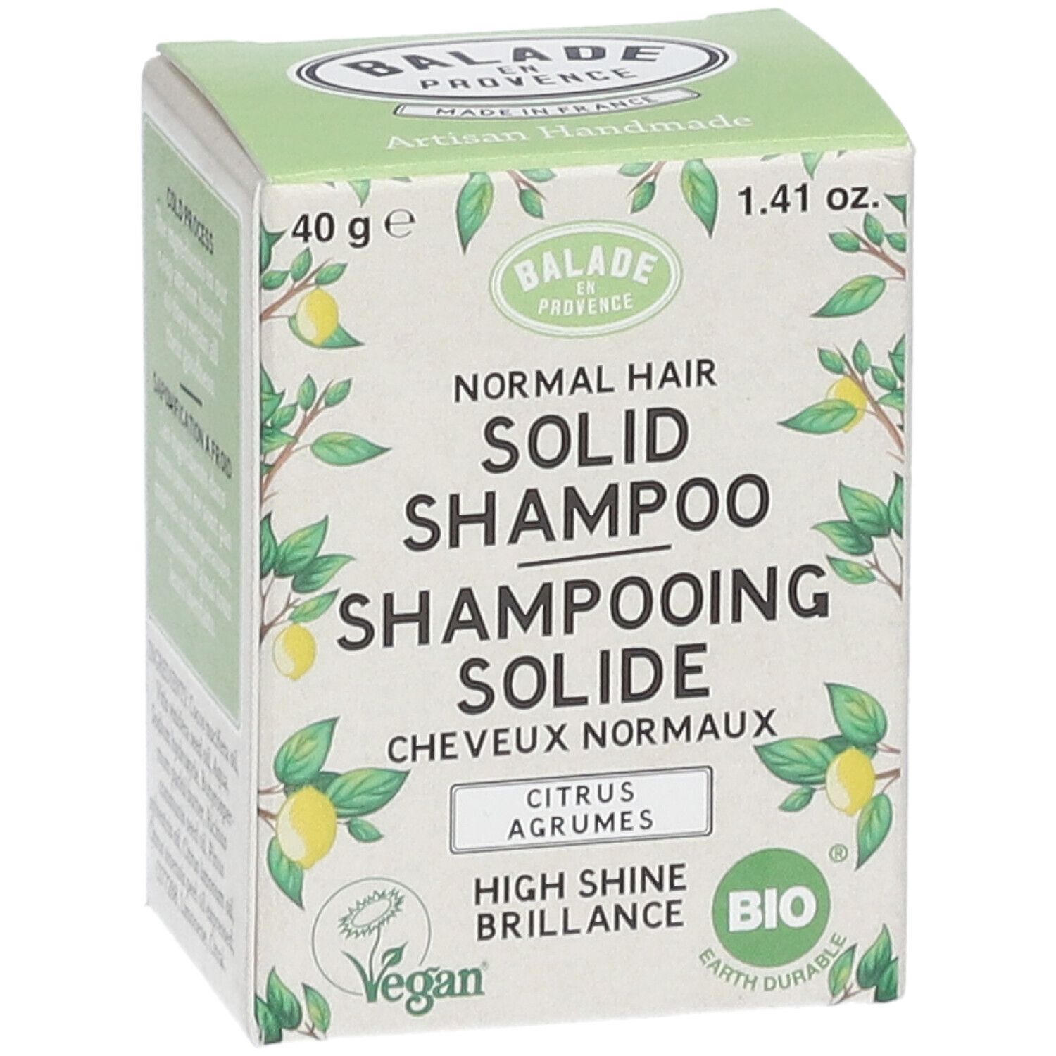 Grüne Schachtel mit Shampoo. Aufschrift: Balade en Provence, festes Shampoo für normales Haar, Citrus Agrumes, vegan, Bio-Siegel.