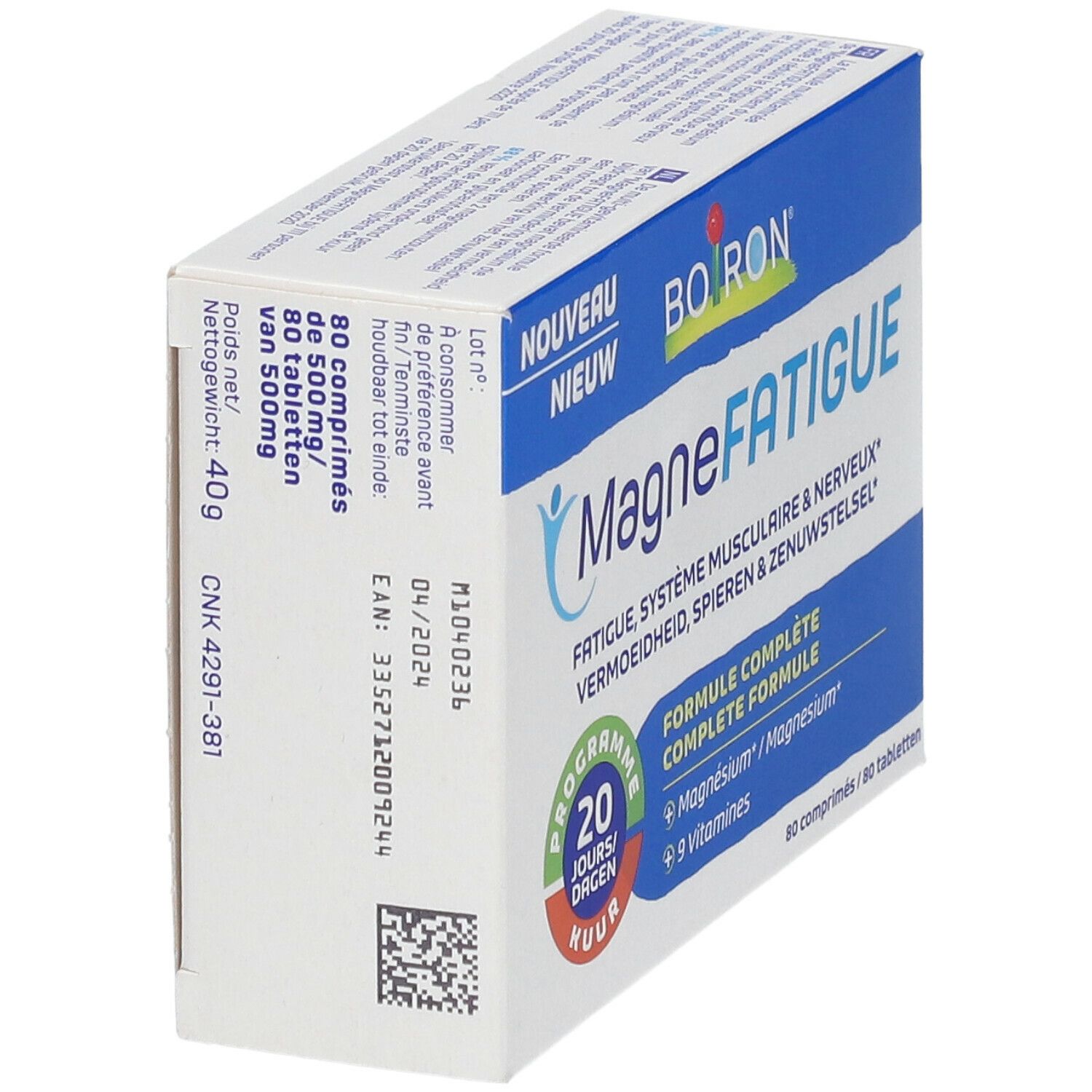 Schuine weergave van de MagneFATIGUE-verpakking. Blauw-witte doos met productnaam en logo. Bevat 80 tabletten.