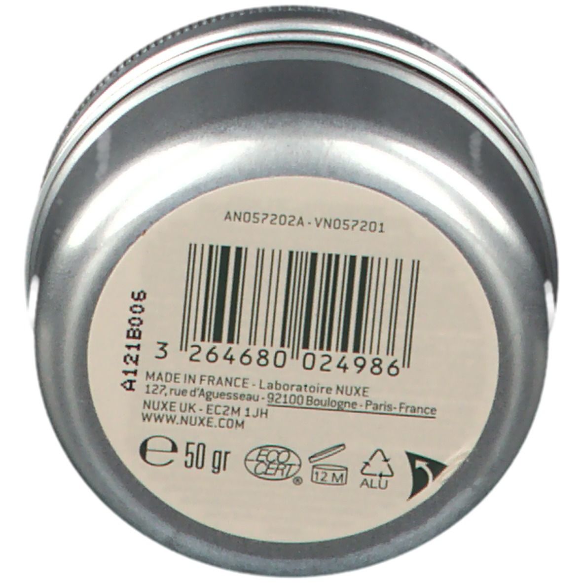 Ronde, zilverkleurige bodem van een pot met barcode en tekst. Bevat informatie over fabrikant, gewicht en certificering.